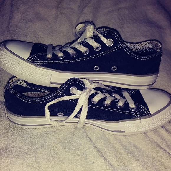 Women's size 7 Converse All Stars low top sneaker. - Picture 8 of 8